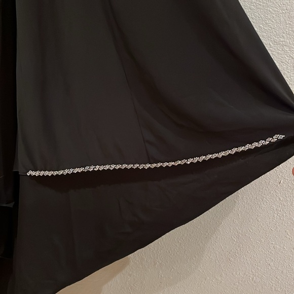 MAC DUGGAL
Black One Shoulder Asymmetrical Hem Flowy Dress NWT - Picture 7 of 12